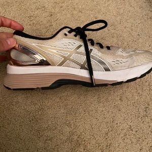 ASICS women’s 8.5 gold/white gel-nimbus